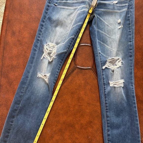 Size 6 distressed jeans - Picture 4 of 5